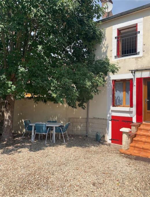 Agreable Maison De Ville Avec Cour Privative Au Coeur Du Chablisien Maligny Экстерьер фото